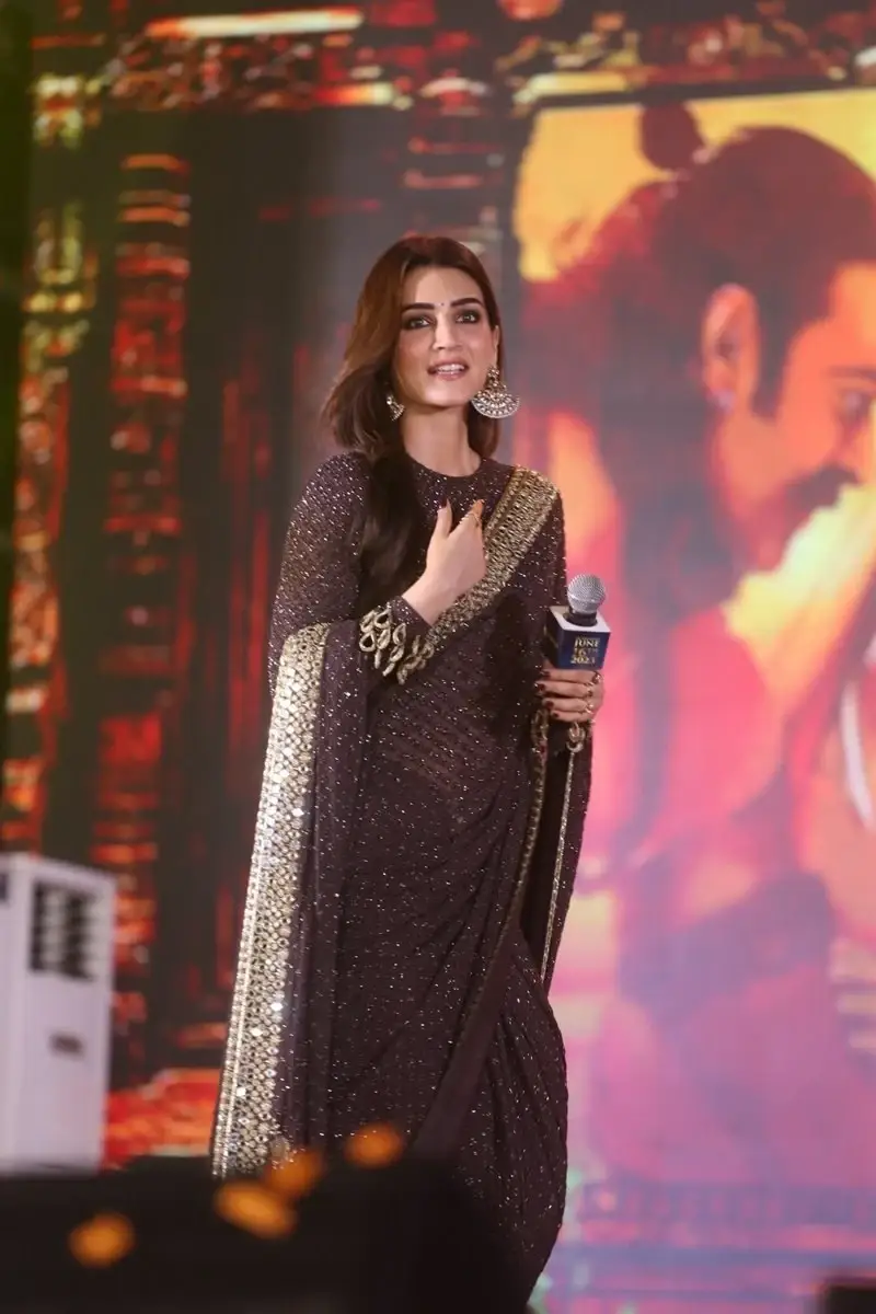 ACTRESS KRITI SANON IN BLACK SAREE AT ADIPURUSH MOVIE PRE RELEASE EVENT 8